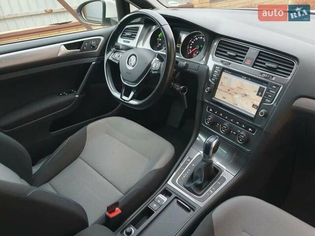 Белый Фольксваген e-Golf, объемом двигателя 0 л и пробегом 130 тыс. км за 8999 $, фото 72 на Automoto.ua