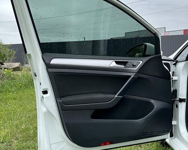 Белый Фольксваген e-Golf, объемом двигателя 0 л и пробегом 68 тыс. км за 8900 $, фото 35 на Automoto.ua