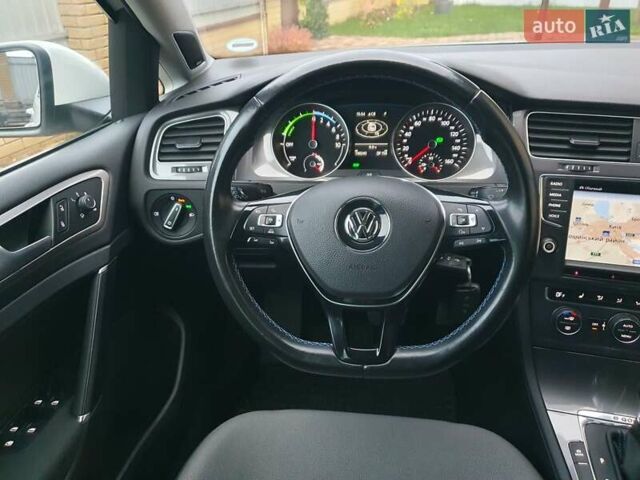 Белый Фольксваген e-Golf, объемом двигателя 0 л и пробегом 130 тыс. км за 8999 $, фото 98 на Automoto.ua