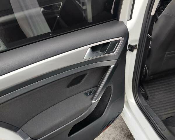 Белый Фольксваген e-Golf, объемом двигателя 0 л и пробегом 144 тыс. км за 8400 $, фото 6 на Automoto.ua