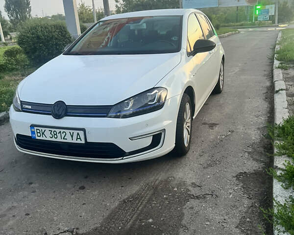 Белый Фольксваген e-Golf, объемом двигателя 0 л и пробегом 198 тыс. км за 8500 $, фото 2 на Automoto.ua