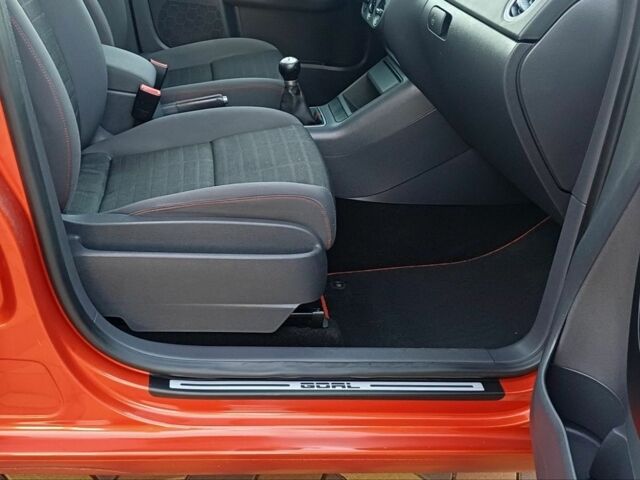 Белый Фольксваген e-Golf, объемом двигателя 0 л и пробегом 167 тыс. км за 8200 $, фото 19 на Automoto.ua