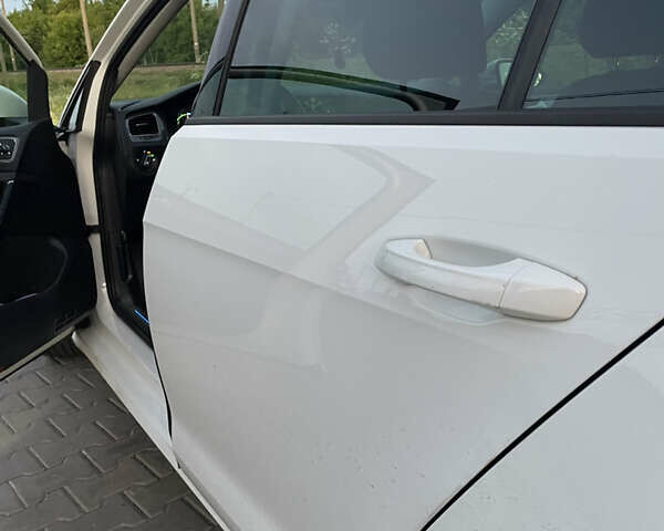 Белый Фольксваген e-Golf, объемом двигателя 0 л и пробегом 95 тыс. км за 8400 $, фото 14 на Automoto.ua