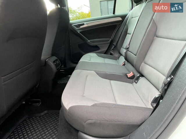 Белый Фольксваген e-Golf, объемом двигателя 0 л и пробегом 91 тыс. км за 8570 $, фото 29 на Automoto.ua