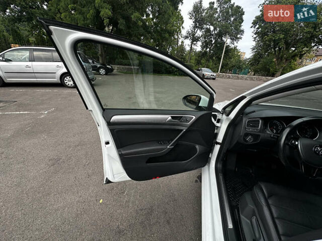 Белый Фольксваген e-Golf, объемом двигателя 0 л и пробегом 115 тыс. км за 9999 $, фото 7 на Automoto.ua