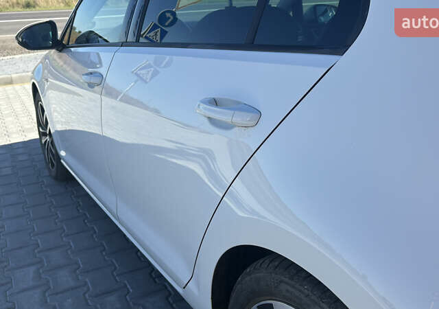 Белый Фольксваген e-Golf, объемом двигателя 0 л и пробегом 124 тыс. км за 8600 $, фото 10 на Automoto.ua