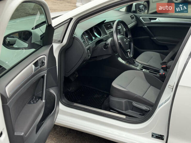 Білий Фольксваген e-Golf, об'ємом двигуна 0 л та пробігом 90 тис. км за 7900 $, фото 11 на Automoto.ua