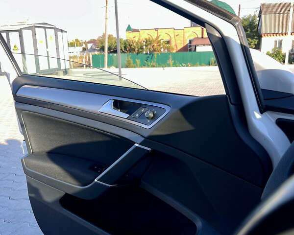 Белый Фольксваген e-Golf, объемом двигателя 0 л и пробегом 109 тыс. км за 7900 $, фото 22 на Automoto.ua