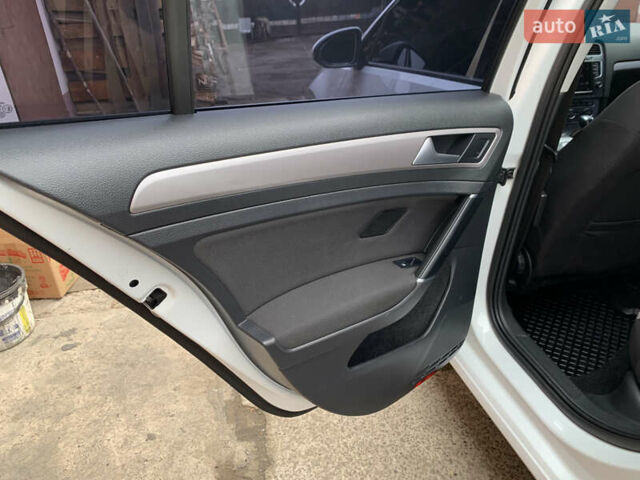 Белый Фольксваген e-Golf, объемом двигателя 0 л и пробегом 142 тыс. км за 8100 $, фото 79 на Automoto.ua