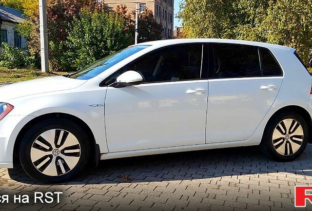 Білий Фольксваген e-Golf, об'ємом двигуна 0 л та пробігом 132 тис. км за 11800 $, фото 4 на Automoto.ua