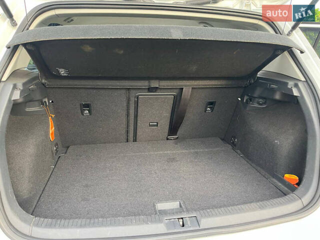 Белый Фольксваген e-Golf, объемом двигателя 0 л и пробегом 114 тыс. км за 12000 $, фото 13 на Automoto.ua