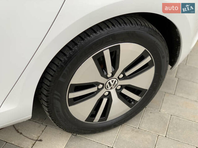 Белый Фольксваген e-Golf, объемом двигателя 0 л и пробегом 142 тыс. км за 8100 $, фото 17 на Automoto.ua
