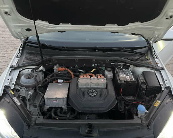 Белый Фольксваген e-Golf, объемом двигателя 0 л и пробегом 95 тыс. км за 8400 $, фото 30 на Automoto.ua