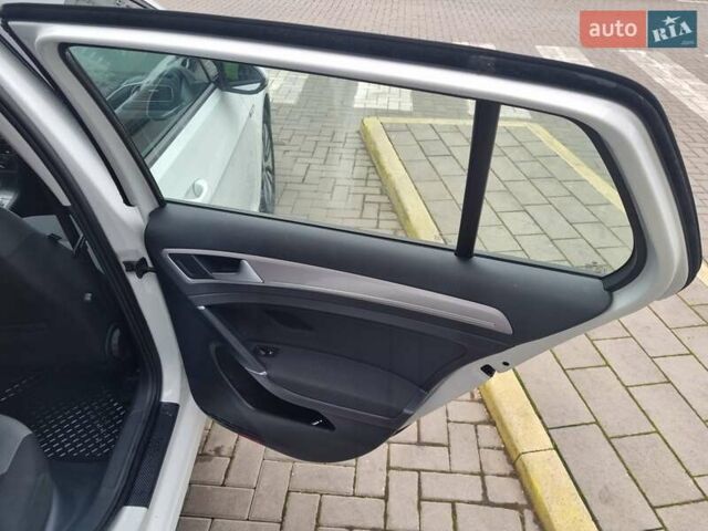 Белый Фольксваген e-Golf, объемом двигателя 0 л и пробегом 122 тыс. км за 7799 $, фото 24 на Automoto.ua