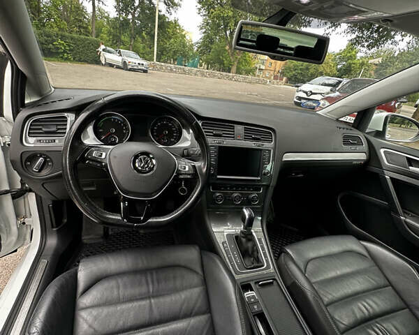 Белый Фольксваген e-Golf, объемом двигателя 0 л и пробегом 115 тыс. км за 9999 $, фото 4 на Automoto.ua