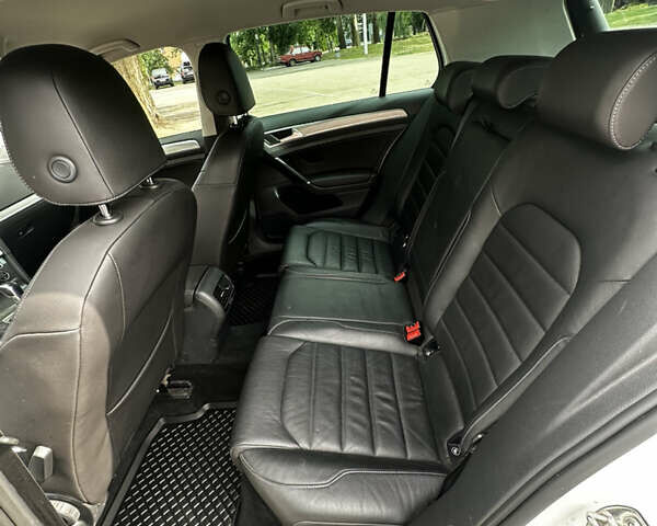 Белый Фольксваген e-Golf, объемом двигателя 0 л и пробегом 115 тыс. км за 9999 $, фото 13 на Automoto.ua