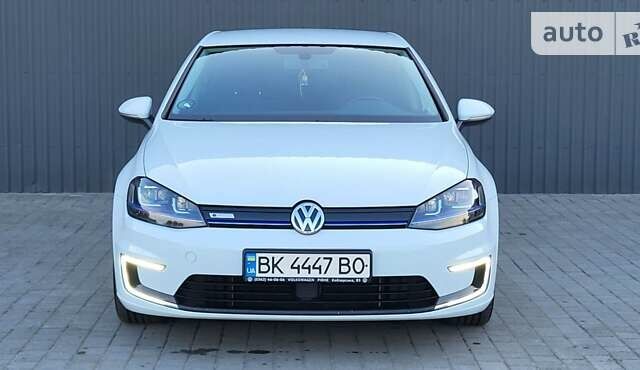 Белый Фольксваген e-Golf, объемом двигателя 0 л и пробегом 152 тыс. км за 12999 $, фото 1 на Automoto.ua