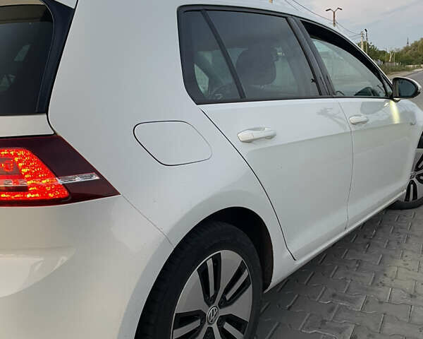 Белый Фольксваген e-Golf, объемом двигателя 0 л и пробегом 95 тыс. км за 8400 $, фото 2 на Automoto.ua