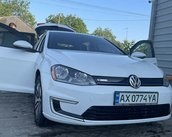 Белый Фольксваген e-Golf, объемом двигателя 0 л и пробегом 114 тыс. км за 12000 $, фото 1 на Automoto.ua
