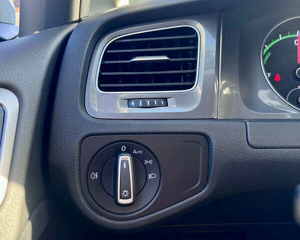 Белый Фольксваген e-Golf, объемом двигателя 0 л и пробегом 109 тыс. км за 7900 $, фото 19 на Automoto.ua