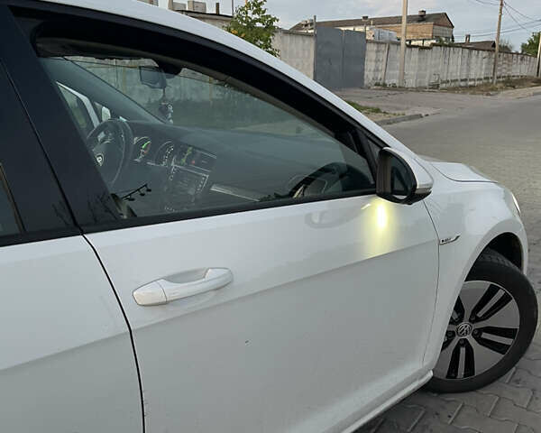 Белый Фольксваген e-Golf, объемом двигателя 0 л и пробегом 95 тыс. км за 8400 $, фото 12 на Automoto.ua
