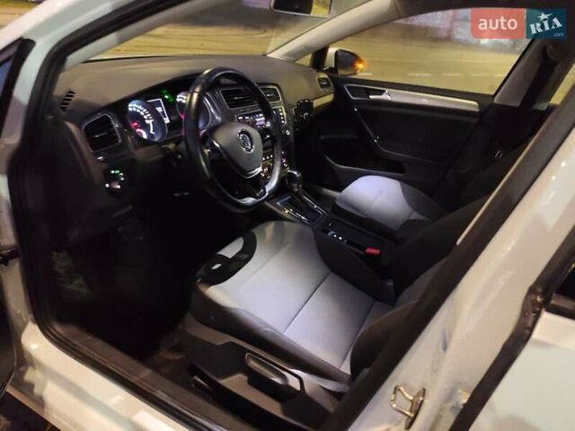 Белый Фольксваген e-Golf, объемом двигателя 0 л и пробегом 69 тыс. км за 9499 $, фото 26 на Automoto.ua
