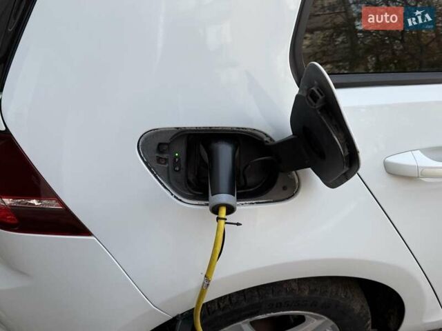 Белый Фольксваген e-Golf, объемом двигателя 0 л и пробегом 135 тыс. км за 8000 $, фото 10 на Automoto.ua