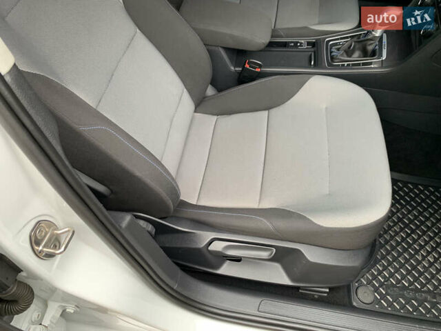 Белый Фольксваген e-Golf, объемом двигателя 0 л и пробегом 142 тыс. км за 8100 $, фото 66 на Automoto.ua