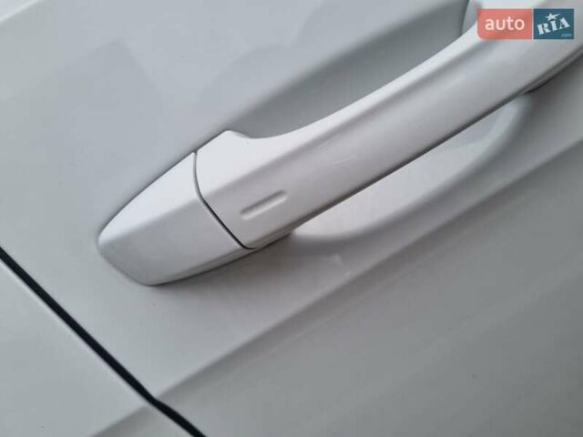 Белый Фольксваген e-Golf, объемом двигателя 0 л и пробегом 122 тыс. км за 7799 $, фото 30 на Automoto.ua