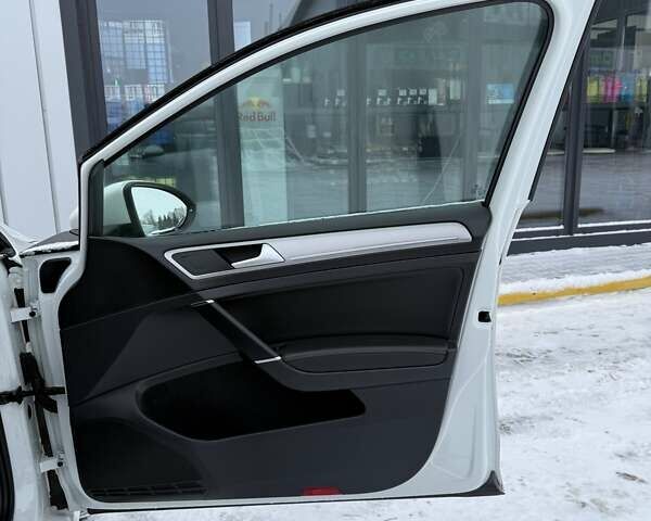Білий Фольксваген e-Golf, об'ємом двигуна 0 л та пробігом 123 тис. км за 9900 $, фото 48 на Automoto.ua