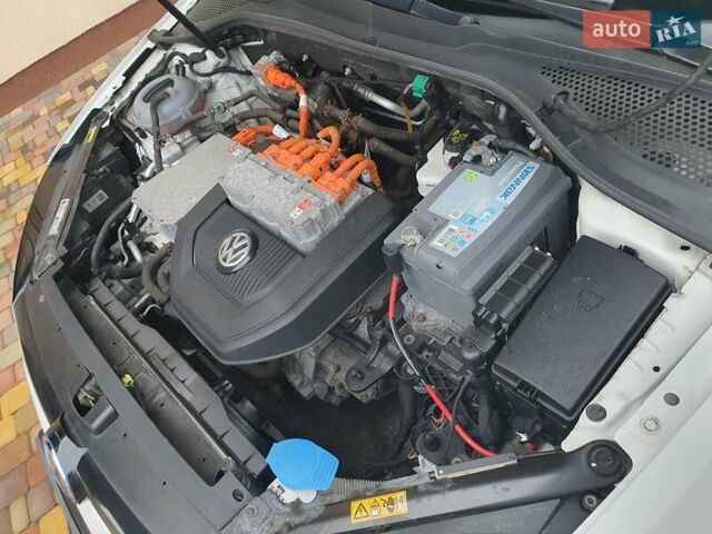 Белый Фольксваген e-Golf, объемом двигателя 0 л и пробегом 130 тыс. км за 8999 $, фото 32 на Automoto.ua