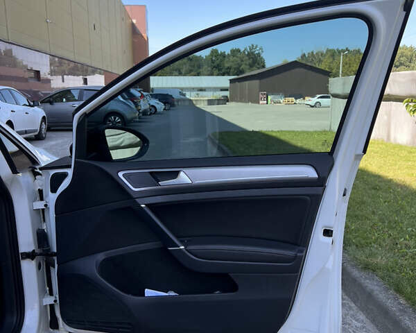 Белый Фольксваген e-Golf, объемом двигателя 0 л и пробегом 102 тыс. км за 9900 $, фото 25 на Automoto.ua
