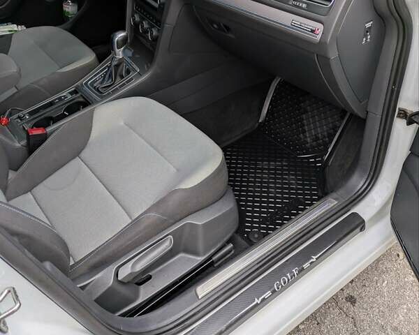 Білий Фольксваген e-Golf, об'ємом двигуна 0 л та пробігом 128 тис. км за 8300 $, фото 15 на Automoto.ua