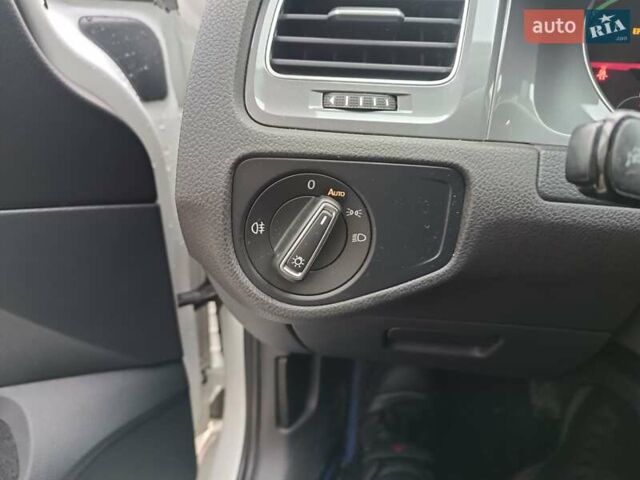 Белый Фольксваген e-Golf, объемом двигателя 0 л и пробегом 118 тыс. км за 11200 $, фото 18 на Automoto.ua