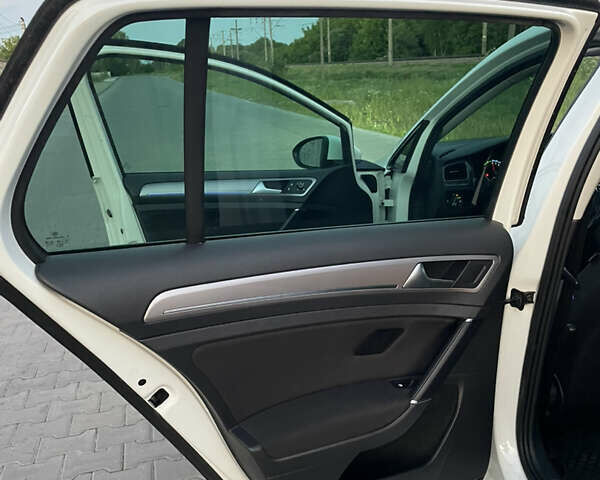 Белый Фольксваген e-Golf, объемом двигателя 0 л и пробегом 95 тыс. км за 8400 $, фото 8 на Automoto.ua
