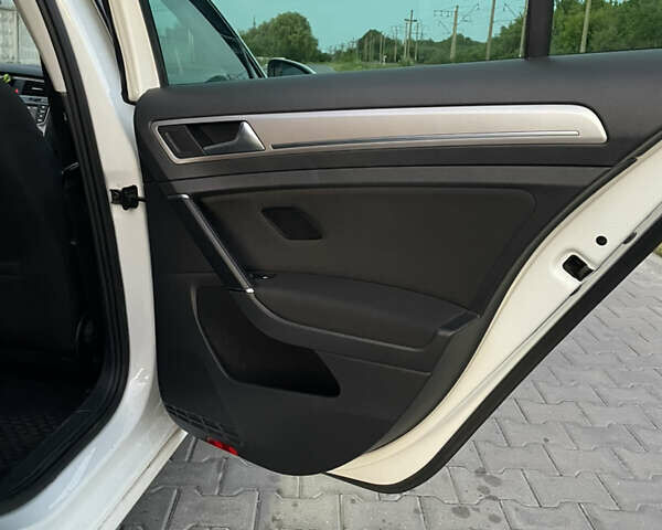 Белый Фольксваген e-Golf, объемом двигателя 0 л и пробегом 95 тыс. км за 8400 $, фото 6 на Automoto.ua