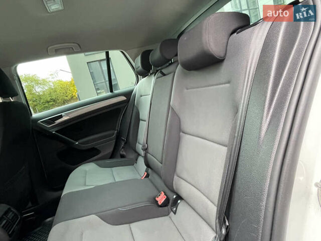 Белый Фольксваген e-Golf, объемом двигателя 0 л и пробегом 91 тыс. км за 8570 $, фото 30 на Automoto.ua