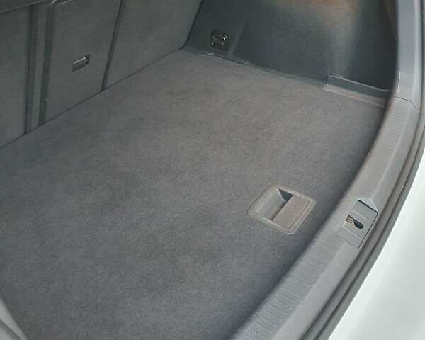 Белый Фольксваген e-Golf, объемом двигателя 0 л и пробегом 130 тыс. км за 8999 $, фото 41 на Automoto.ua