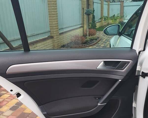Белый Фольксваген e-Golf, объемом двигателя 0 л и пробегом 130 тыс. км за 8999 $, фото 62 на Automoto.ua