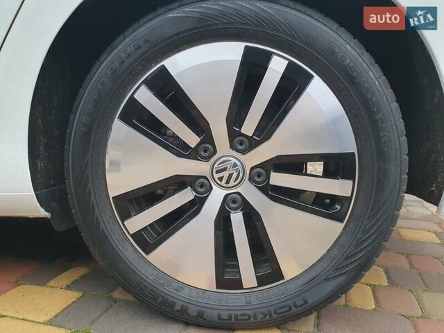 Белый Фольксваген e-Golf, объемом двигателя 0 л и пробегом 130 тыс. км за 8999 $, фото 34 на Automoto.ua
