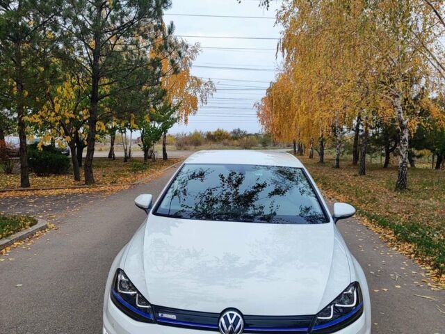 Белый Фольксваген e-Golf, объемом двигателя 0 л и пробегом 106 тыс. км за 10400 $, фото 1 на Automoto.ua