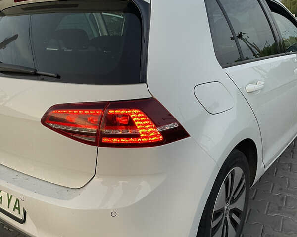 Белый Фольксваген e-Golf, объемом двигателя 0 л и пробегом 95 тыс. км за 8400 $, фото 3 на Automoto.ua