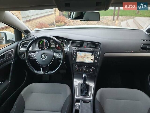 Белый Фольксваген e-Golf, объемом двигателя 0 л и пробегом 130 тыс. км за 8999 $, фото 84 на Automoto.ua