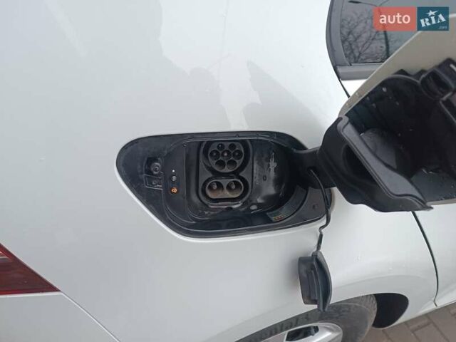 Белый Фольксваген e-Golf, объемом двигателя 0 л и пробегом 118 тыс. км за 11200 $, фото 14 на Automoto.ua