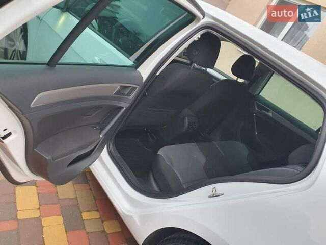 Белый Фольксваген e-Golf, объемом двигателя 0 л и пробегом 130 тыс. км за 8999 $, фото 61 на Automoto.ua