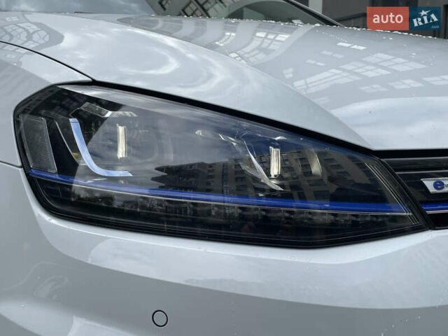 Белый Фольксваген e-Golf, объемом двигателя 0 л и пробегом 91 тыс. км за 8545 $, фото 17 на Automoto.ua