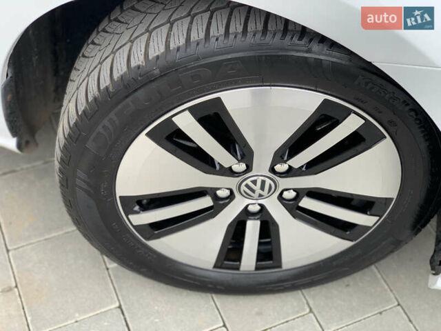 Белый Фольксваген e-Golf, объемом двигателя 0 л и пробегом 142 тыс. км за 8100 $, фото 40 на Automoto.ua