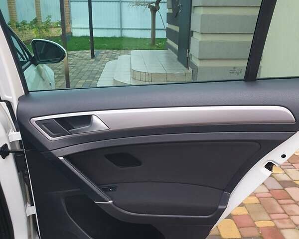 Белый Фольксваген e-Golf, объемом двигателя 0 л и пробегом 130 тыс. км за 8999 $, фото 78 на Automoto.ua