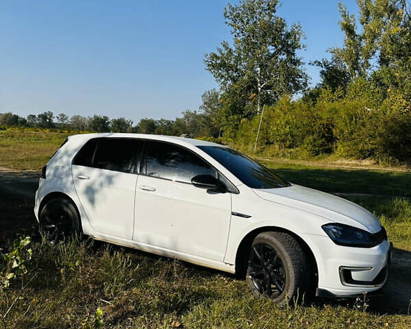 Белый Фольксваген e-Golf, объемом двигателя 0 л и пробегом 73 тыс. км за 9300 $, фото 19 на Automoto.ua