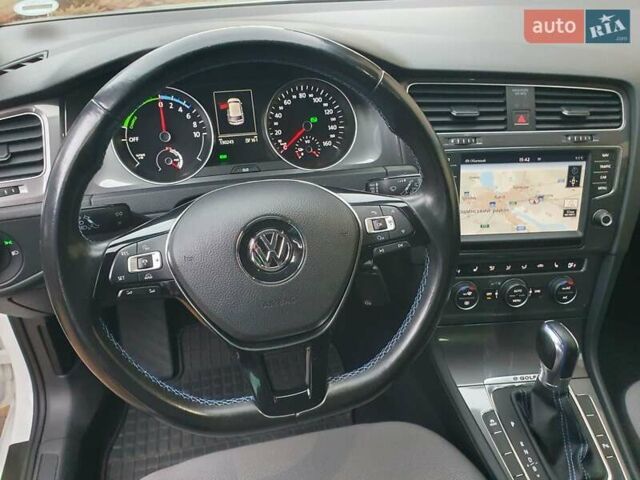 Белый Фольксваген e-Golf, объемом двигателя 0 л и пробегом 130 тыс. км за 8999 $, фото 60 на Automoto.ua